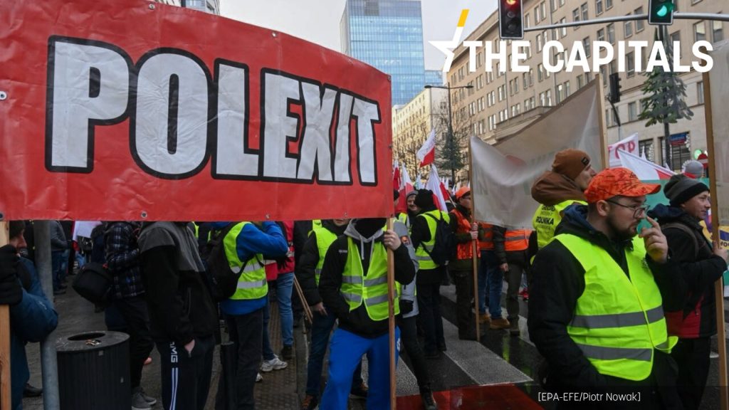 Un grupo de manifestantes pide la salida de Polonia de la UE, en una calle de Varsovia, en 2024.
